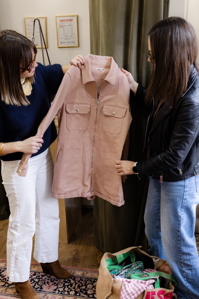 Sélection de vêtements en boutique Pokig