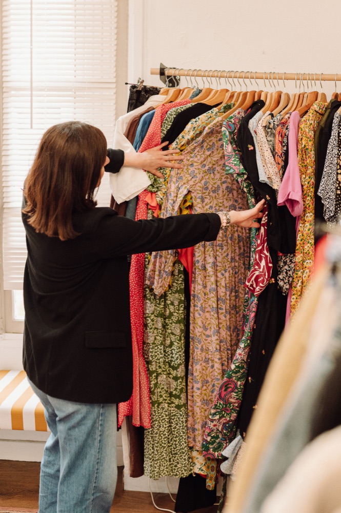 Sélection de vêtements en boutique Pokig